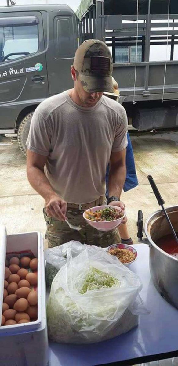 ทหารอเมริกัน กินข้าวต้มมัดกับส้มตำ และน้ำเงี้ยว เพิ่มพลังก่อนลุยงานต่อ กับภารกิจช่วยเหลือ 13 ชีวิตฯ