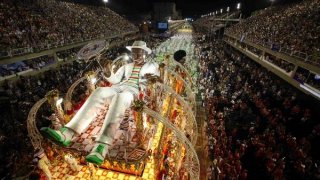 สาว! ดาวเต้นแซมบ้าผ้าหลุดท่ามกลางในงานของในเทศกาลคาร์นิวัล