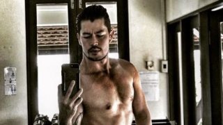 ซิกแพกทะลุจอ! &ldquo;อ้น สราวุธ&rdquo; ถอดเสื้อโชว์หุ่นสุดแซ่บ ละสายตาไม่ได้เลย