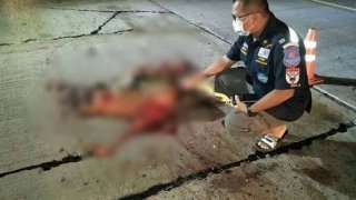 สยอง! หนุ่มนิรนามถูกรถยนต์ชนกระเด็น ซ้ำ!ถูกรถคันอื่นๆวิ่งทับอีกหลายรอบ ร่างเละเกลื่อนถนน !!