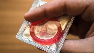 รู้หรือเปล่า! 6 สาเหตุที่ทำให้ถุงยางอนามัยแตก