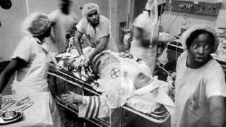 ภาพเล่าเรื่อง หนุ่มสมาชิกองค์กรเหยียดสีผิวบาดเจ็บ ถูกหามส่งรพ.ที่มีหมอเป็นคนผิวสี