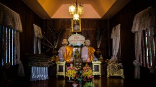 สถานที่ขอหวย แหล่งบันดาโชคลาภ ศาลตายายแห่งวัดมณีวงศ์