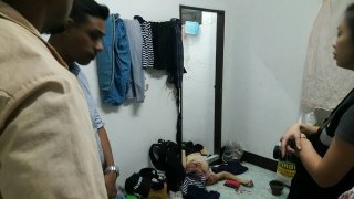 ฆ่าโหดสาวพม่า ปาดคอหวิดขาด มีดปักคา ผัวกลับมาถึงกับช็อค เพื่อนข้างห้องหายตัวลึกลับ