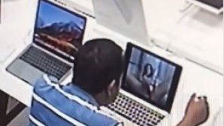 สุดเสื่อม หนุ่มใหญ่เปิดดูหนังโป๊ในร้านคอม กลางห้างดัง ไม่แคร์สายตาใคร