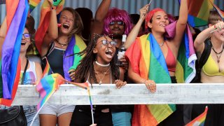 &ldquo;ใครไม่ไพรด์ เกย์ไพรด์&rdquo; ชาว LGBT 400,000 คน พาเหรด &ldquo;Brighton Pride&rdquo;