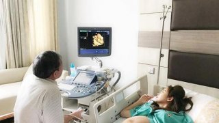 มิตรแท้เคียงข้าง &ldquo;เมย์ พิชญ์นาฏ&rdquo; เฝ้าถึงขอบเตียง &ldquo;เป้ย ปานวาด&rdquo; ยังไร้เงากำลังใจคนสำคัญ