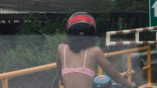 พบสาวเปลือยท่อนล่าง สวมหมวกกันน็อคขี่มอเตอร์ไซค์ร่อนทั่วเมือง