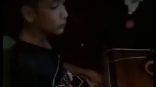 หนุ่มน้อยถูกเชิญออกจากร้านเน็ต หลังจากถูกจับได้ว่า..แอบเล่นว่าว