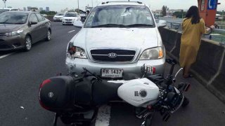 ชนสนั่นเช้านี้! รถชนคน กระเด็นร่วงทางด่วนรามอินทราอาจณรงค์ ดับสลด 1ราย