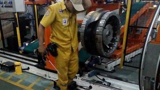 หนุ่มโรงงานดับสยอง ถูกเครื่องจักรบีบหัวแตก เลือดทะลักนองพื้น