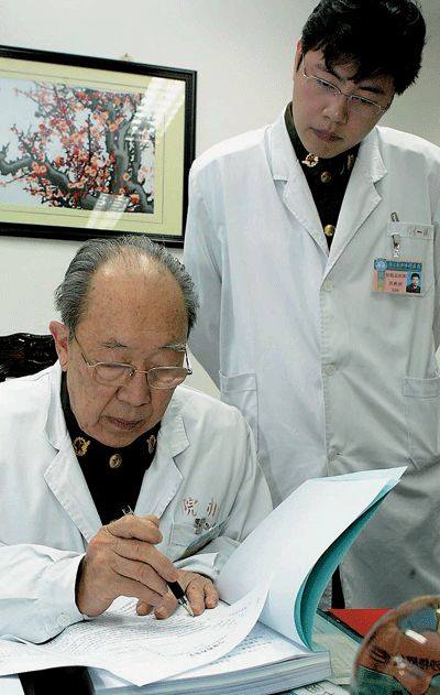 ซึ้งใจ!! รักษาผู้ป่วยมาทั้งชีวิต！เพชรวัย 96 แห่งวงการแพทย์จีนที่ยังยืนหยัดทำงานที่รัก
