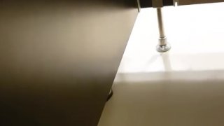 ผวา! หนุ่มทำธุระในห้องน้ำอยู่ดีๆ เจอคนมุดมาแอบดู แถมมือเลื้อยไต่ขึ้นขา!