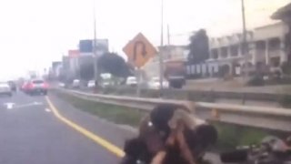 คว้ามีดแทงกันยับ!!กลางถนน ผัวเก่า vs ผัวใหม่ เหตุแย่งเมีย...