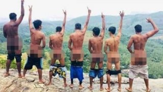 รวบตัวแก๊งหนุ่มถ่ายรูป "โชว์ก้น" กลางที่ท่องเที่ยวศักดิ์สิทธิ์...