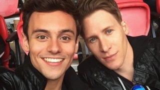คู่รักสุดสวีท Tom Daley & Dustin Lance Black กับนิตยสาร &ldquo;Out&rdquo;