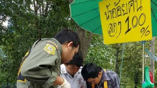 พ่อค้าขายน้ำอ้อยถูกเครื่องบดอ้อยหนีบมือเละ