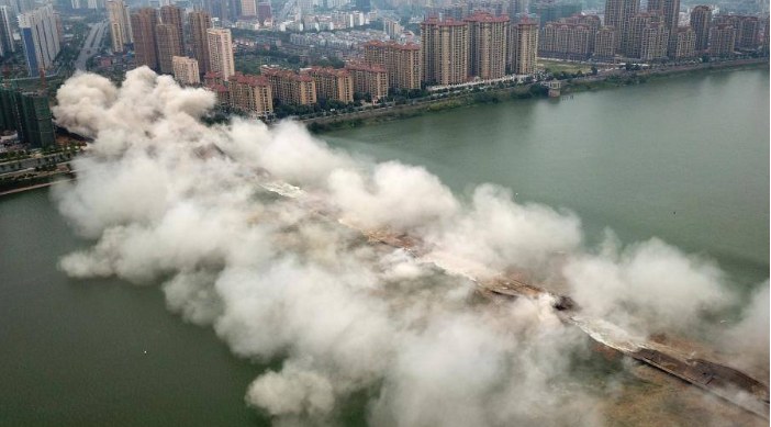 วินาทีระเบิดสะพานใหญ่ในจีน ยาวกว่า 1.5 กิโลเมตร พังทลายในพริบตา