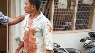 ตัดหัวอักแล้ว!! สุดสยอง!! หนุ่มอินเดียตัดหัวเพื่อนเหตุเพราะพูดลวนลามแม่ หิ้วขึ้นมอบตัวโรงพัก