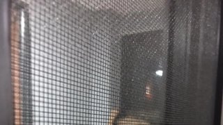 หนุ่มเมาหนักไปนิด! แก้ผ้าเปลือยล่อนจ้อน เดินเคาะห้องอื่น-นอนทางเดิน