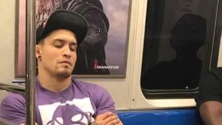 คนแห่แชร์ หนุ่มๆนั่งอ้าขา บนรถไฟฟ้า อ้าจนห้ามสายตาไม่ไหว ทีเดียวเชียว