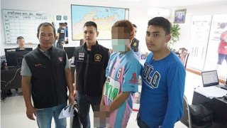 ฝรั่งเฒ่าหิ้วสาวสองขึ้นห้อง หลังเสร็จกิจถูกกวาดเงิน เอาไปแจกญาติ เพื่อนฝูง