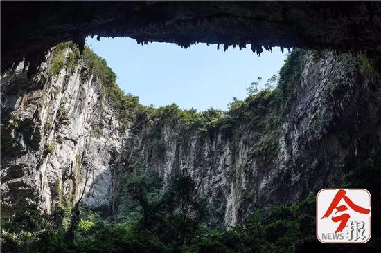 ฮือฮาไปทั่วโลก!! สื่อจีนเผยการค้นพบโถงถ้ำขนาดใหญ่ที่หลุมยักษ์ Xiaozhai Tiankeng