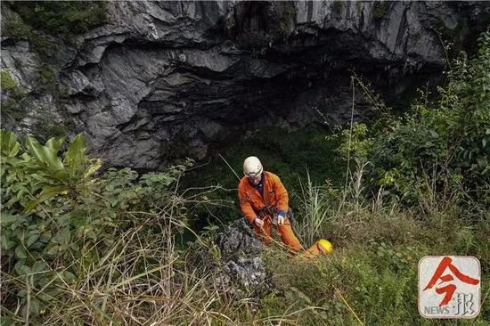 ฮือฮาไปทั่วโลก!! สื่อจีนเผยการค้นพบโถงถ้ำขนาดใหญ่ที่หลุมยักษ์ Xiaozhai Tiankeng