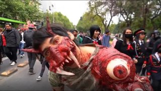 ผู้คนในกรุงซานเตียโก ประเทศชิลี พร้อมใจกันแต่งตัวเป็นผีดิบ