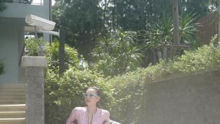 "เอ๋ พรทิพย์" ใส่ชุดว่ายน้ำที่ "ป๋อ ณัฐวุฒิ" เลือกให้ แต่ทำไมชาวเน็ตโฟกัสผิดจุด