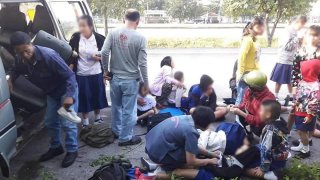 ระทึกขวัญเช้านี้!!! รถตู้รับส่งนักเรียนพุ่งชนเสาไฟ เด็กกว่า 20 ชีวิตเจ็บระนาว