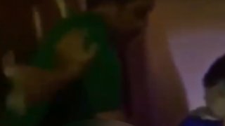 สาวผีน้อย!!! ถูกเจ้าหน้าที่จับ ขณะกำลังให้บริการลูกค้า