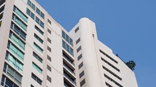 ชาวพัทยาสุดหลอน แชร์ภาพร่างห้อยต่องแต่งบนตึกสูงกลางเมือง!