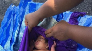 ทิ้งเด็กทารกแรกเกิด มดกัดเต็มตัว