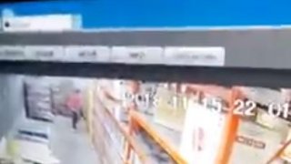 สาวนั่งถ่ายอุจจาระ ในร้านสะดวกซื้อ อวสานอาหารเย็น (ชมคลิป)