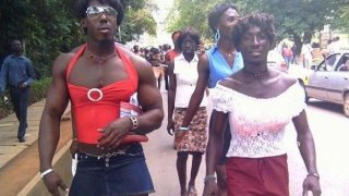 ลีน่าจัง โวยวายไม่พอใจด่ากราดกะเทยทั้งประเทศ ต่อต้านรับเพศที่สามเข้าสภา