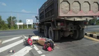 รถใหญ่vsรถเล็กอีกแล้วไทย!! สิบล้อชนท้ายมอ'ไซด์ ตะโกนบอกแล้ว กลับเหยียบและลากรถ