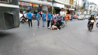 โดนรถใหญ่เหยียบหัวอีกแล้ว!! กล้องหน้ารถจับภาพ จยย.2 แม่ลูกล้ม ก่อนรถบัสทหารเหยียบหัวลูกชายวัย 9 ขวบดับสลด