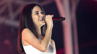 สยบข่าว ถูกล้อเรื่องหน้าอก!!สาววีใส่เสื้อกล้ามโชว์อกอึ๋มๆ บอกเลยว่าสวยมาก