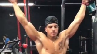 ซิกแพคแน่นมาก!!! สาบานว่าตาโฟกัสแค่นั้น ส่วนอื่นตุงๆนี่ไม่ได้สนใจเลย