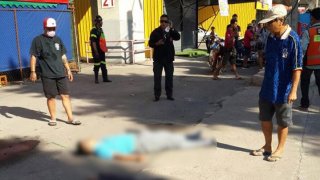 เบนซ์เเซงซ้าย ชนกระบะเฟอร์นิเจอร์จอดเสียข้างทาง คนขับกะบะกระเด็น ตกทางด่วนดับ 2 ราย !