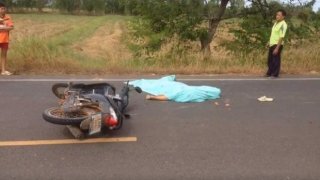 รถใหญ่+รถเล็กอีก!! เด็ก 13 ซ้อน 3 ขับรถเครื่องชนท้ายเก๋ง จนพุ่งประสานงารถกู้ภัยร้อยเอ็ดตายรวด 3 ศพ