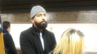 เปิด 3 คลิป ผู้หญิงผมบลอนด์พยายามใช้ร่มทำร้ายผู้หญิงชาวเอเชียคนหนึ่ง พร้อมทั้งถุยน้ำลายใส่ และด่าว่า fucking chinky