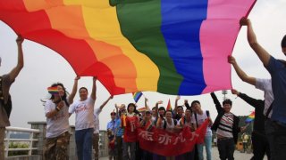 คู่รักเกย์ แสดงความรักโชว์ท่ามกลางเพื่อนน.ศ. จำนวนมากที่มหาลัย