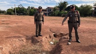 ไอ้ชั่วเมาขี่จยย.ผ่านหมู่บ้าน ไปเจอเด็กหญิง 7 ขวบวิ่งเล่นกับเพื่อน อดใจไม่ไหว ฉุดลงร่องดิน