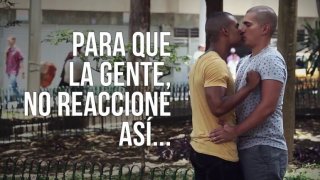 ตำรวจห้ามคู่เกย์ที่กำลังจูบกันในที่สาธารณะ