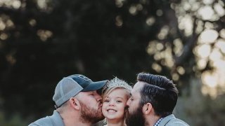 ภาพถ่ายสุดละมุนชวนให้อบอุ่นหัวใจระหว่างสาวน้อยและคุณพ่อทั้งสองซึ่งไม่ใช่คู่รัก LGBT