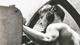 พลปืนนาวีของสหรัฐเปลือยกาย ยิงปืนกลไปยังฝ่ายป้องกันชายฝั่งของญี่ปุ่น