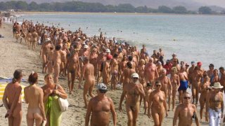 มีใครที่พ่อแม่หรือตัวเองเป็นNaturist คือชอบแก้ผ้าบ้างคะ?