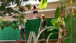 อุทาหรณ์!!! หญิงรับทำความสะอาดระเบียง​ชั้น2 พลัดตกโดนเหล็กแหลมเสียบ​2จุดหน้าอกลำคอทะลุ